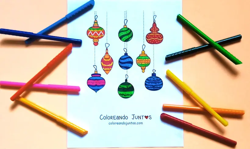 Desenho de bolas de Natal coloridas pela Colorindo Juntos