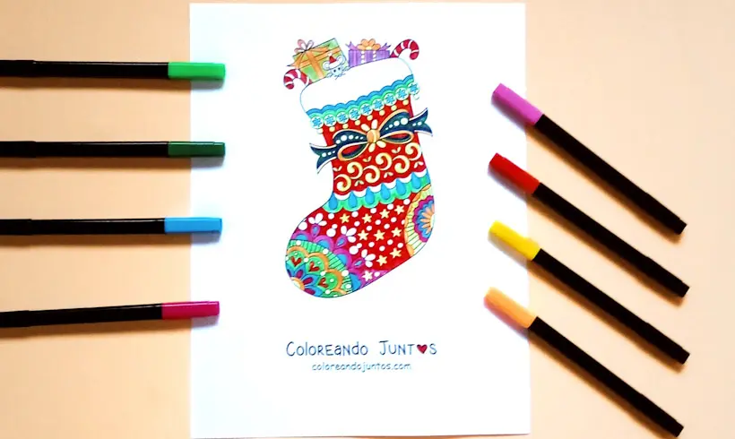 Desenho de bota de Natal colorida pela Colorindo Juntos