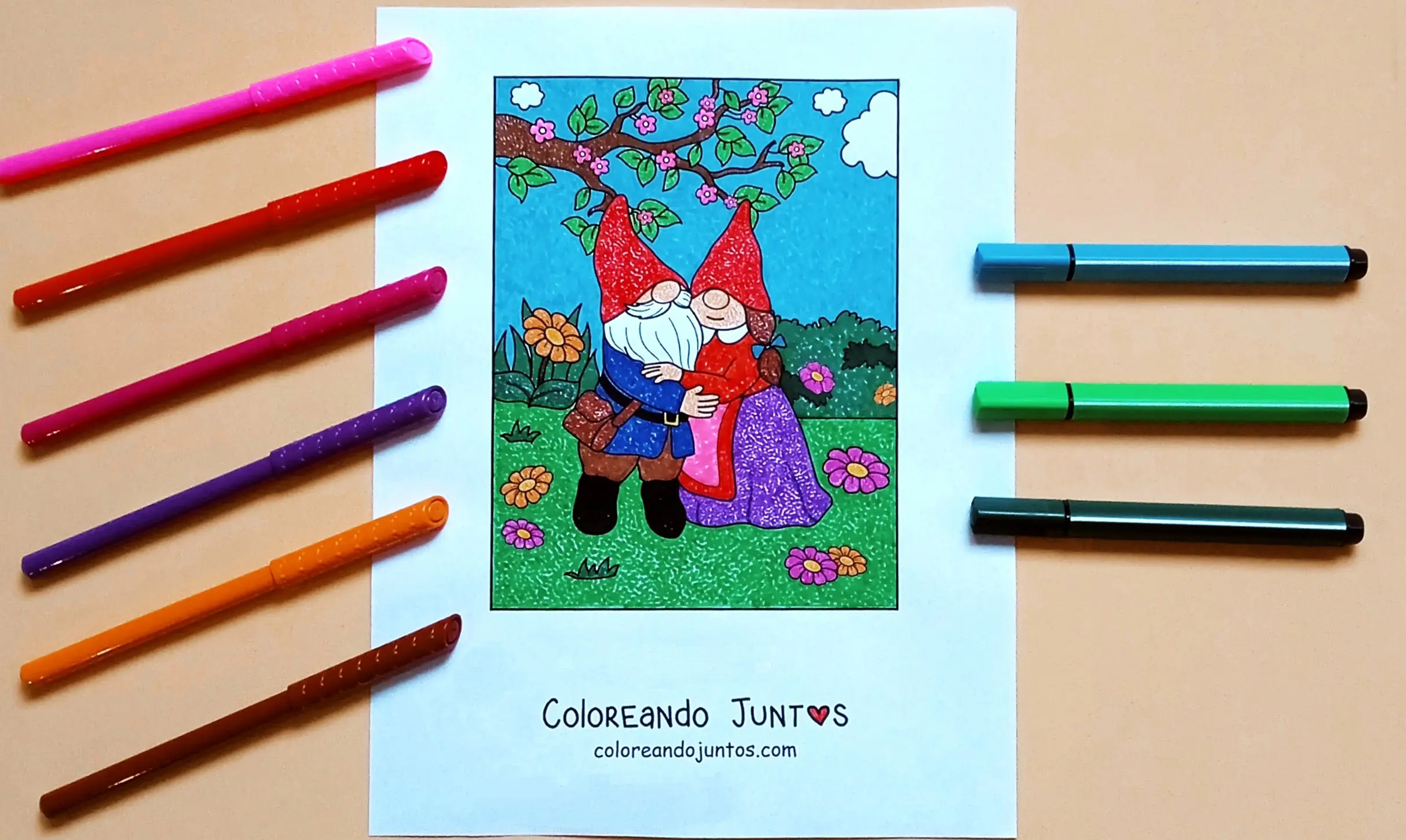 Desenho de gnomos coloridos por Colorindo Juntos