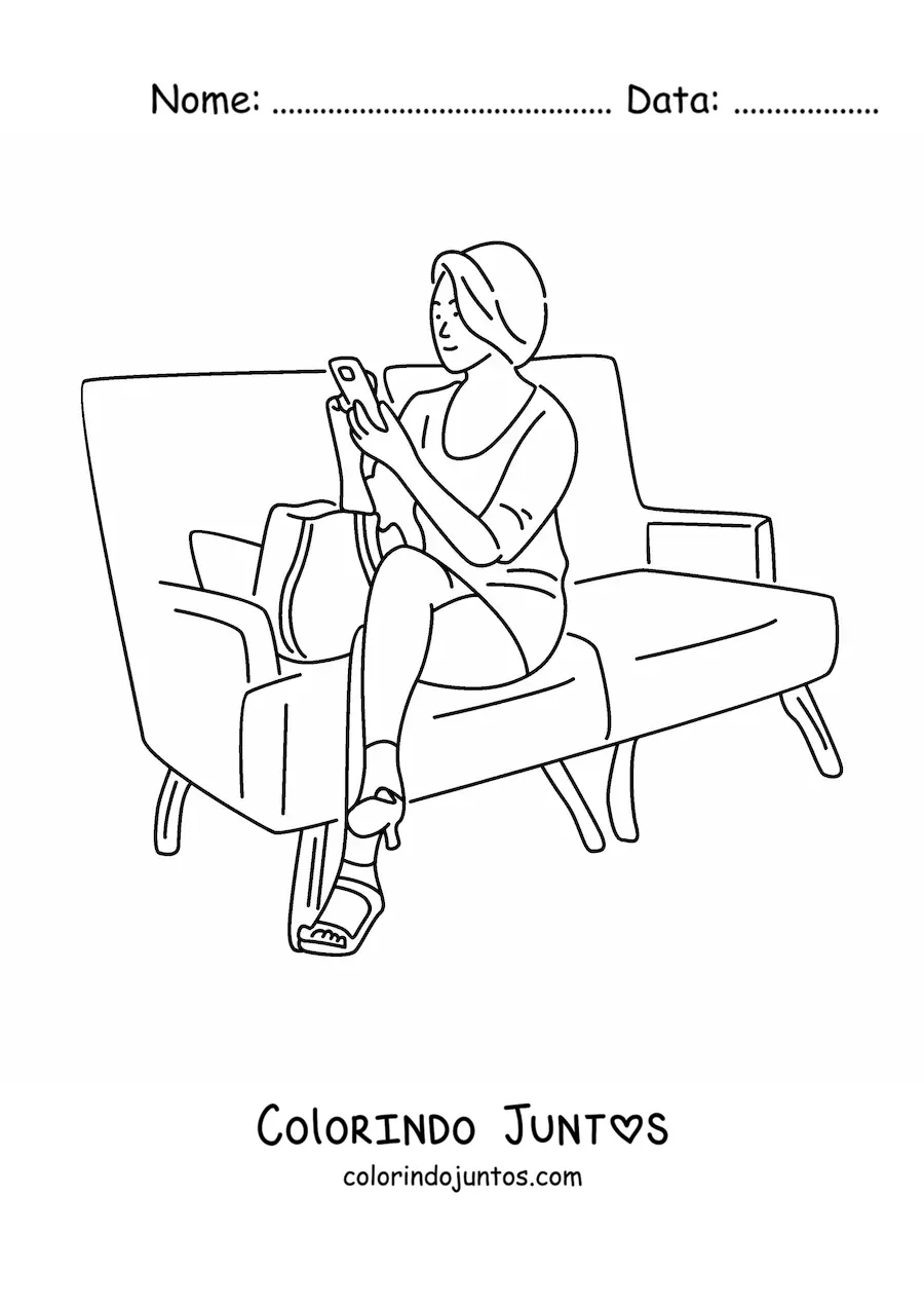 Desenho para colorir de uma mulher sentada no sofa usando o telefone