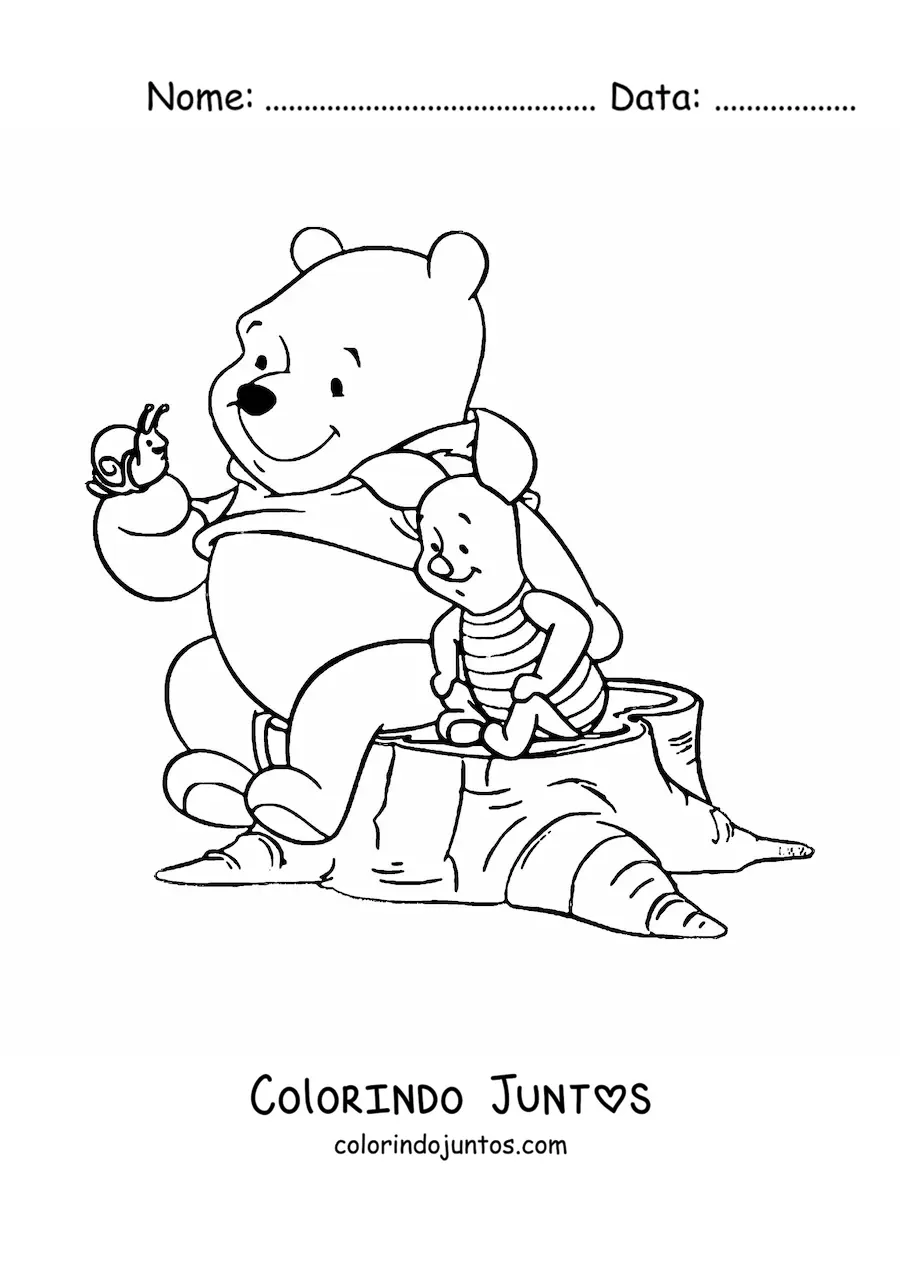 Desenho para colorir do Pooh sentado sobre um tronco com um caracol na mao junto ao Leitao